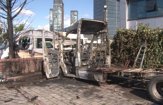 Ümraniye'de feci yangın! İş yerinin önünde duran iki minibüs alev alev yandı