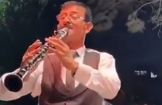 Bu klarnetçi aynı anda Ekrem İmamoğlu, Ahmet Davutoğlu ve Özgür Özel'e benziyor!