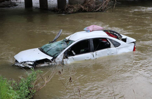 Amasya'da otomobil Yeşilırmak’a uçtu: Aynı aileden 5 kişi yaralandı!