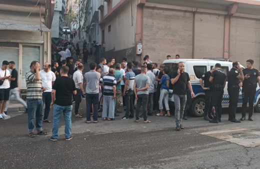 Mahalleli ile uyuşturucu satıcıları kavga etti! Torbacı silahla taradı 1 ölü, 4 yaralı