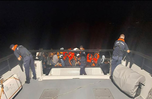 Çanakkale'de lastik botta 30 kaçak göçmen yakalandı!