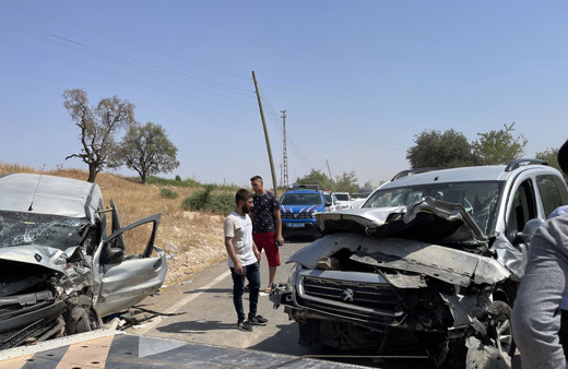 Gaziantep'te iki hafif ticari araç çarpıştı! 1 kişi öldü, 8 kişi yaralandı!