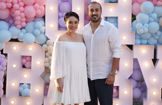 Hamile Ezgi Mola, karnı burnunda bikinili pozlarını paylaştı