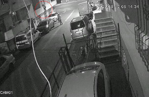 Örümcek Adam'a özenen hırsız tırmandığı evden telefon çaldı! O anlar kameralara yansıdı