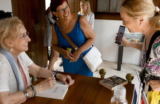 Kuşadası'nda ünlü yazar İnci Aral okurlarıyla buluştu