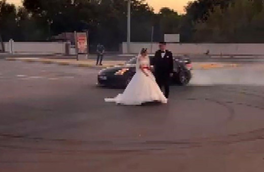 Düğünde şov yapmak için hayatları riske attı! Gelin ve damadın etrafından drift attı, videoya çekti