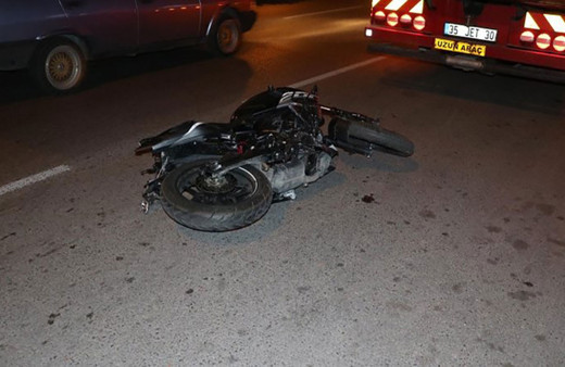 İzmir'de acı kaza! Tırla çarpışan motosikletteki 2 kişi can verdi