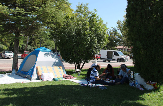Malatya'da depremler nedeniyle bazı vatandaşlar parklarda sabahladı!