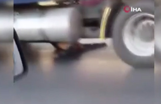 Soymaya çalıştığı tır sonu oldu! Hırsızın metrelerce sürüklendiği anlar kamerada