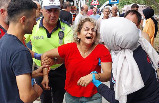 Kullandığı araçla kaza yaptı eşi ve kayınvalidesi öldü! Kadının çığlıkları yürekleri sızlattı