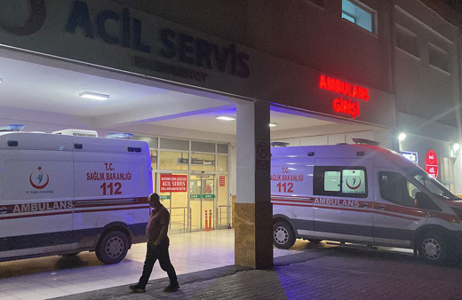 Sivas'ta alkollü şahıs 3 kişiyi silahla yaralayıp intihar etti!