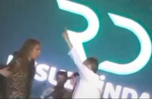 Artvin'de Demet Akalın ile Resul Dindar festival sahnesinde kapıştı ben buranın çocuğuyum