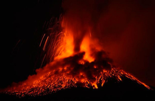 Etna Yanardağı harekete geçti Katanya kenti caddeleri külle kaplandı yasaklar peş peşe geldi