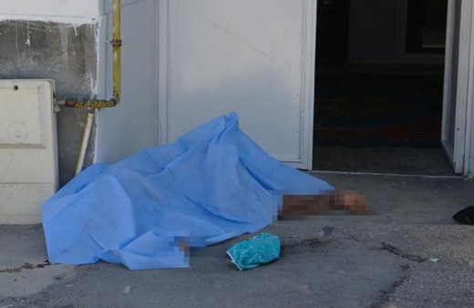 Evinde fenalaştı kapıya çıkarken kanlar içinde yere yığılıp öldü