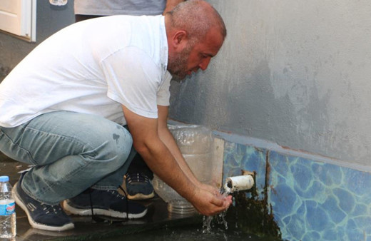 O hastalıklara ilaç gibi geliyor deniyor! Binlerce vatandaş 'Şifalı' olduğu söylenen su için şehre akın ediyor