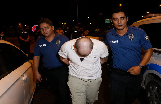 Ehliyetsiz sürücü trafikte dehşet saçtı! 'Dur' ikazına uymadı, polislere taş attı