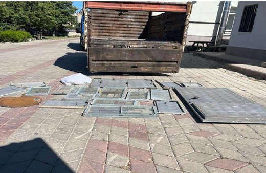 Patpatla hırsızlık yaptılar! Kapı ve pencereleri çalıp kaçtılar