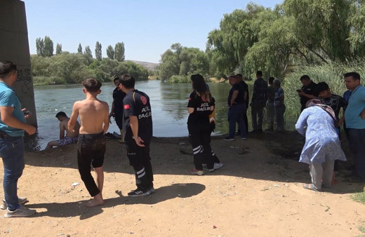 Serinlemek için arkadaşlarıyla Kızılırmak'a giren genç kayboldu!