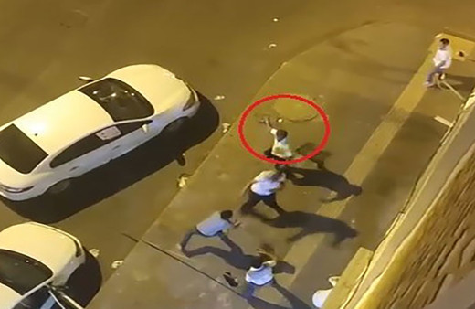 Husumetli iki grubun taşlı, sopalı, tabureli kavgası dehşet saçtı! O anlar kameralara yansıdı