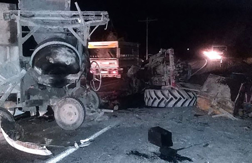 Hakkari - Çukurova yolunda feci kaza! Traktör ve ticari araç kafa kafaya çarpıştı: 2 yaralı