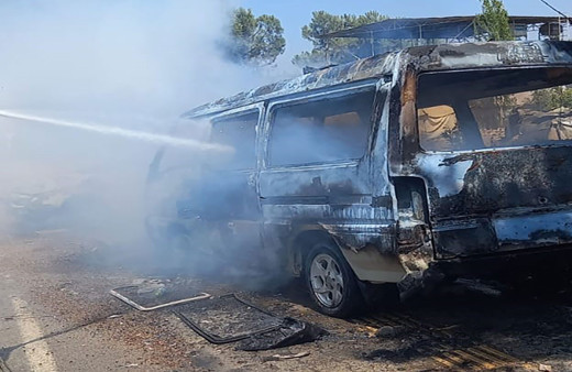 Hatay'da park halindeki minibüs cayır cayır yandı!