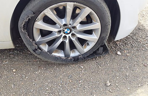 Kadıköy'de akıl almaz olay! Park halindeki lüks araçların lastiklerini patlattılar