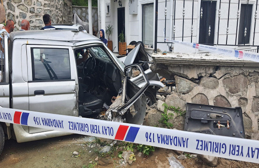 Rize'de feci kaza! Kamyonet bahçe duvarına çarptı: 2 kişi yaralandı