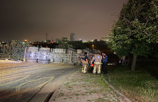 Başakşehir'de virajı alamayan toprak yüklü kamyon bariyerlere çarpıp yan yattı!