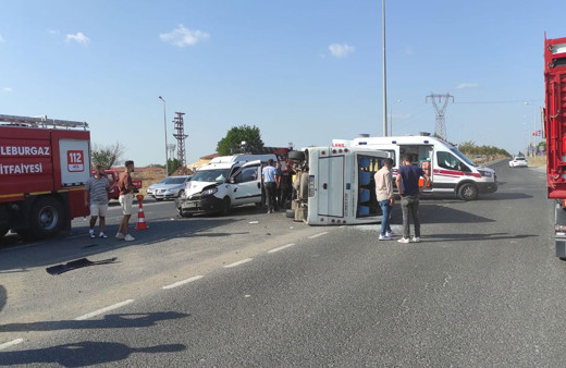 Kırklareli'nde minibüs ve hafif ticari araç kafa kafaya çarpıştı: 3 yaralı