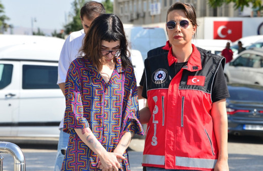 Kocatepe Camisi'nde uygunsuz kıyafetlerle çekim yapanlar adliyeye sevk edildi