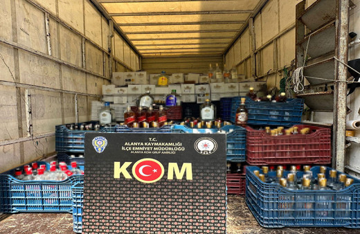 Antalya'da sahte alkol operasyonu! 2 bin 550 litre sahte alkol ele geçirildi