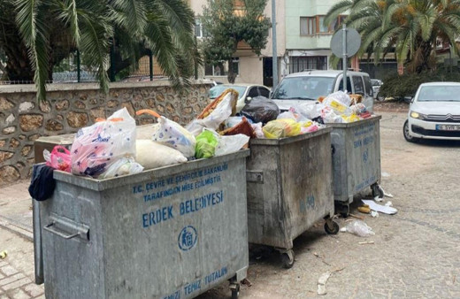 Balıkesir'de toplanmayan çöpler vatandaşı isyan ettirdi!