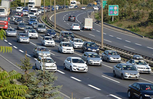Trafik magandası E-5'te dehşet saçtı! Trafiğe aldırmadan tartıştığı sürücüye tekme tokat saldırdı