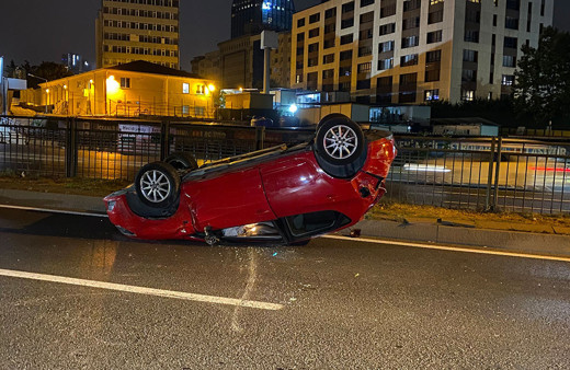 Zincirlikuyu'da feci kaza! Taksiye çarpan otomobil takla attı: 2 yaralı