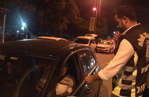 Kadıköy'de denetime takılan alkollü sürücü muhabirlerden isteği ile herkesi güldürdü!