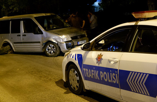 Alkollü sürücü park halindeki araçları hurdaya çevirdi! 4 araca çarpıp anca durabildi