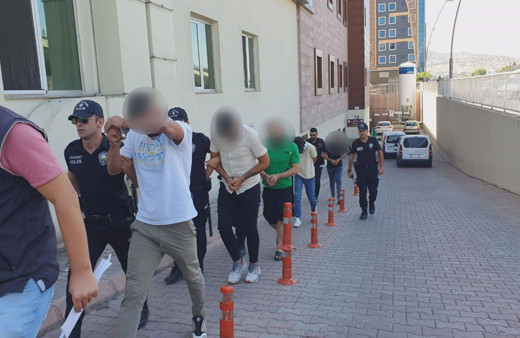 Kayseri'de uyuşturucu tacirleri polisten kaçarken kaza yaptılar!