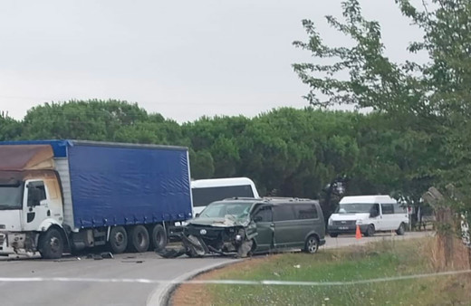Tekirdağ'da kontrolden çıkan otomobil tıra çarptı!