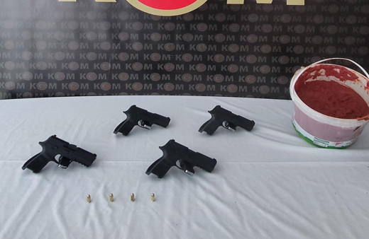 Malatya'da yolcu otobüsüne yapılan aramada salça kovasında çok sayıda silah çıktı!