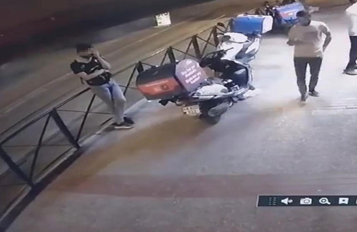 Anahtarını unutan kurye motorunu hırsıza kaptırdı! O anlar güvenlik kamerasına yansıdı