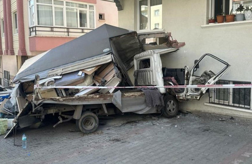 Ankara'da duvara çarpan kamyonetin sürücüsü hayatını kaybetti!
