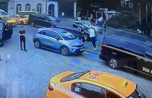 Beyoğlu'nda taksicinin 'kısa mesafe' kavgasında ölümüne dövdüğü müşteri hayatını kaybetti! O anlar saniye saniye kameralara yansıdı