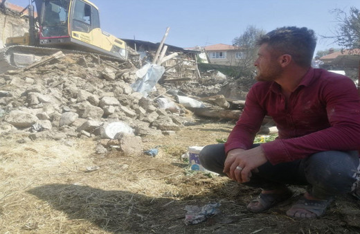 Isparta'da sahibinin gözünün önünde yanan ev küle döndü!