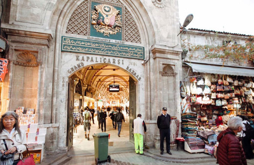 Ekonomik kriz ünlüleri de vurdu! Peruk ve gözlük takıp Kapalıçarşı’dan ‘çakma’ saat, çanta alıyorlar