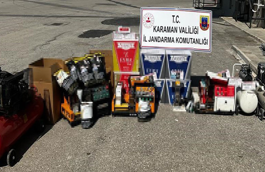 Karaman'da jandarmadan kaçakçılık operasyonu! Yüklü miktarda tütün ve makaron ele geçirildi.