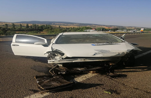 Uşak'ta acı kaza! Yoldan çıkan otomobil bariyerlere çarptı: 2 ölü