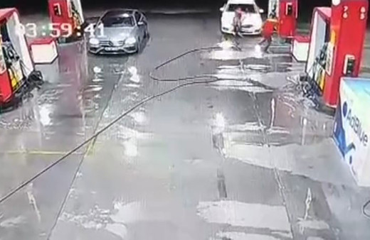 İzmir'de akaryakıt istasyonunda feci kaza! Otomobilin çarptığı kadın metrelerce sürüklendi