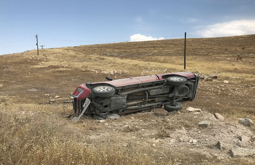 TPAO'ya ait güvenlik personeli taşıyan kamyonet şarampole devrildi! 2 kişi yaralandı