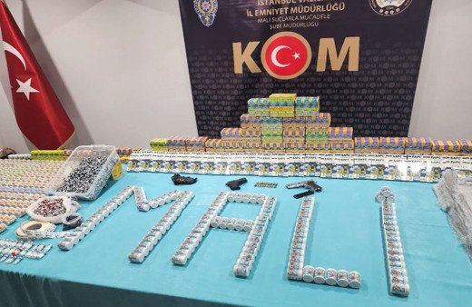 Çekyatın altından çıkanlar şoke etti! Pendik'te 5 milyonluk sahtecilik operasyonu