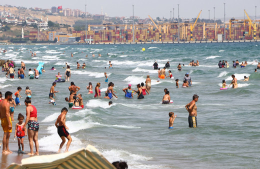 Tekirdağ'da sıcaktan bunalanlar sahillere akın etti!